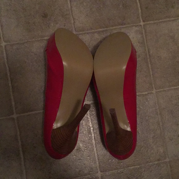 Red heels with a tan bow!! - Picture 4 of 4